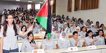 طلاب مدرسة الحاج بهاء الدين الحريري يعلنون دولة فلسطين