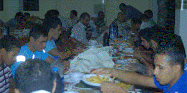 الرابطة الاسلامية لطلبة فلسطين تقيم إفطاراً رمضانياً لطلابها في مخيم البرج الشمالي