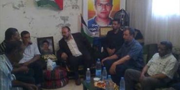 ممثل حماس يزور أسر شهداء مارون الراس