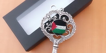 منتوجات لدى مؤسسة فلسطين للتراث «جذور»