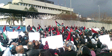 اعتصام فلسطيني حاشد أمام مقر الأونروا في بيروت