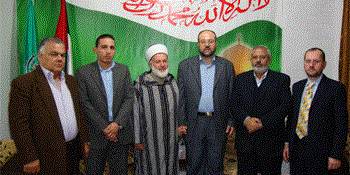 ممثل حماس يستقبل الشيخ جبري  مديناً العدوان على غزة ومحذراً من الفتنة المذهبية