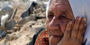 بعد 62 عاماً عجوز فلسطينية تعود إلى أهلها بغزة