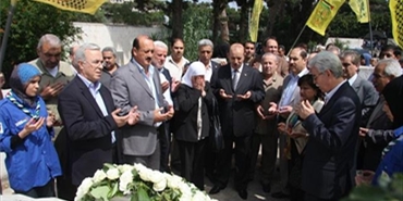  المصري تزور مقبرة شهداء الثورة وتضع اكاليل من الزهور على اضرحة الشهداء