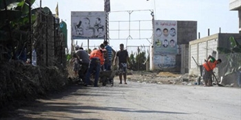 شباب الرشيدية ينظفون مدخل المخيم